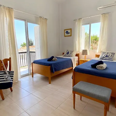Alicia With Priv Pool, Beautiful Garden And Shady Veranda- 5 Min To The * Peyia