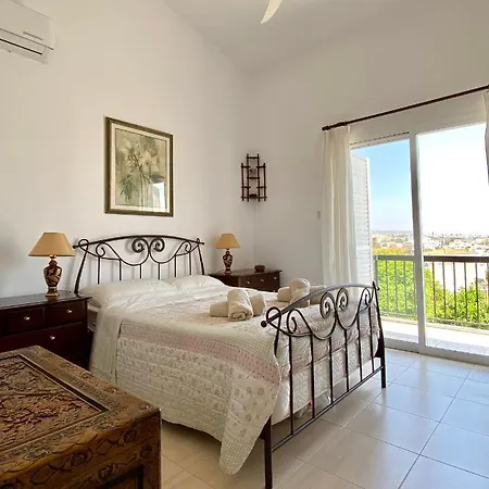 Alicia With Priv Pool, Beautiful Garden And Shady Veranda- 5 Min To The Peyia