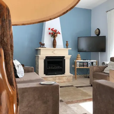 Alicia With Priv Pool, Beautiful Garden And Shady Veranda- 5 Min To The