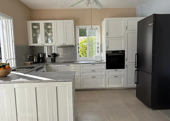 Alicia With Priv Pool, Beautiful Garden And Shady Veranda- 5 Min To The Villa *