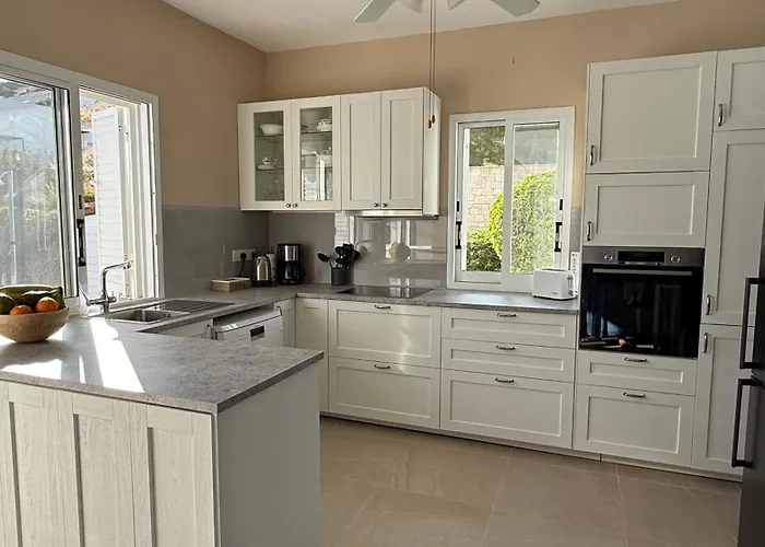 Villa Alicia With Priv Pool, Beautiful Garden And Shady Veranda- 5 Min To The Pegeia