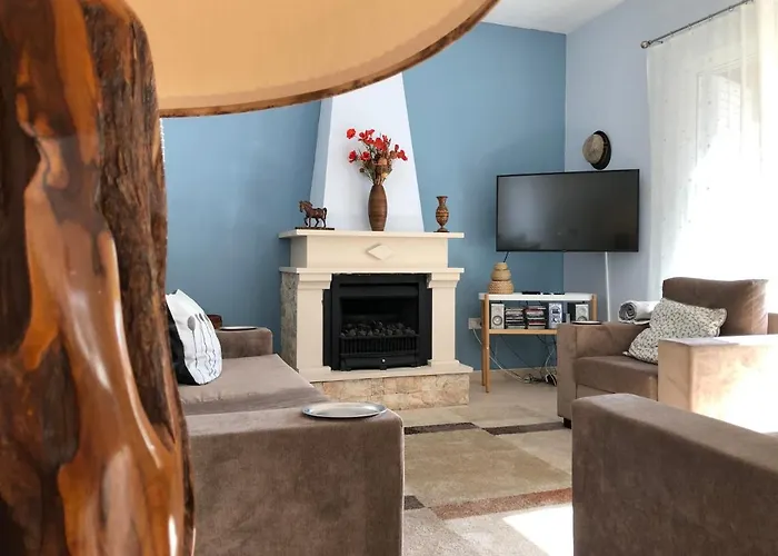 Alicia With Priv Pool, Beautiful Garden And Shady Veranda- 5 Min To The